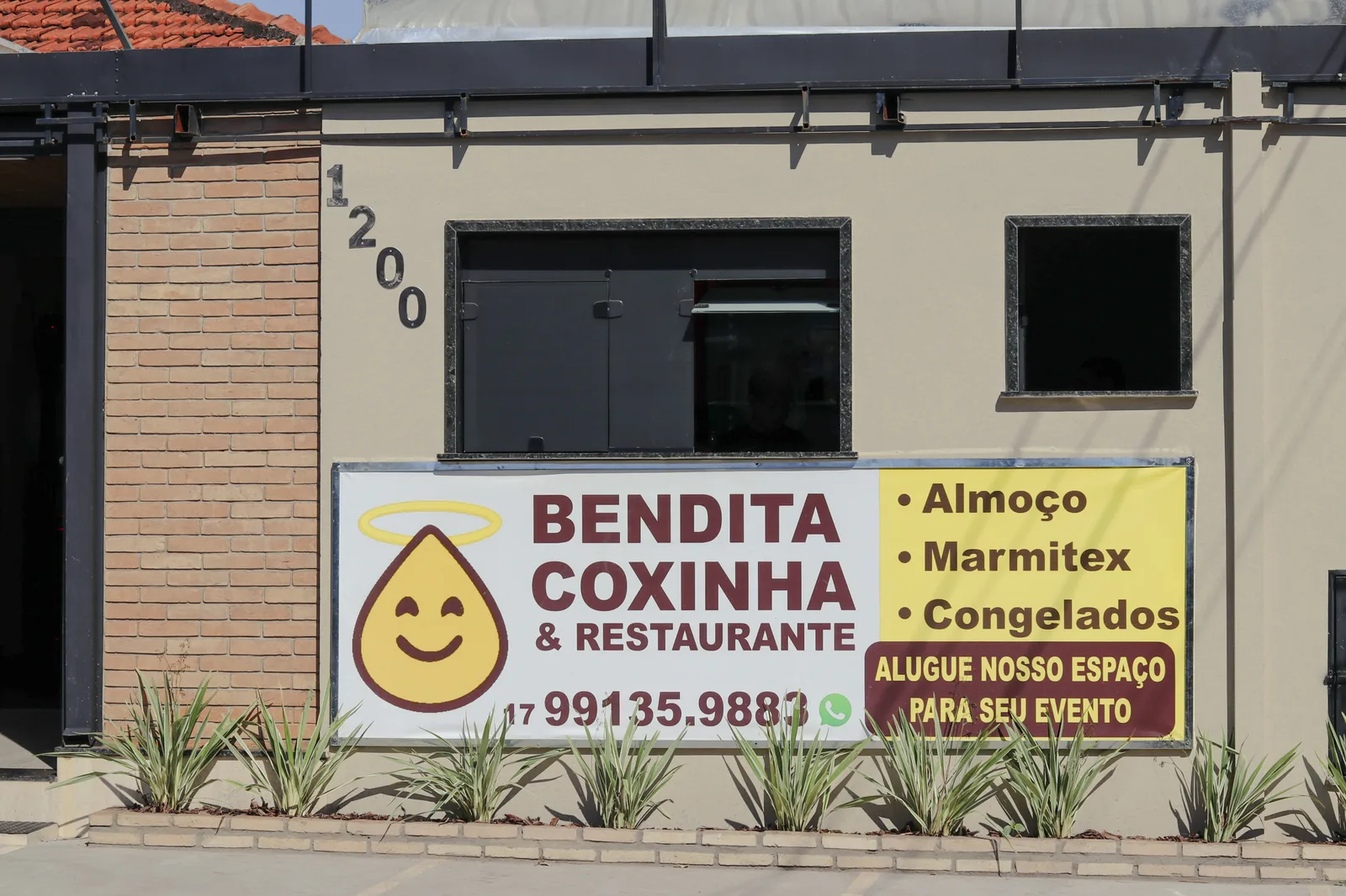 Fachada da Bendita Coxinha & Restaurante com placa e telefone