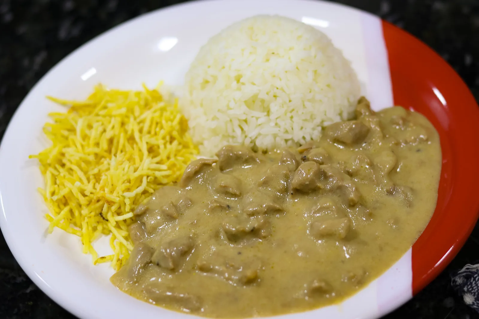 Estrogonofe cremoso com arroz e batata palha da Bendita Coxinha